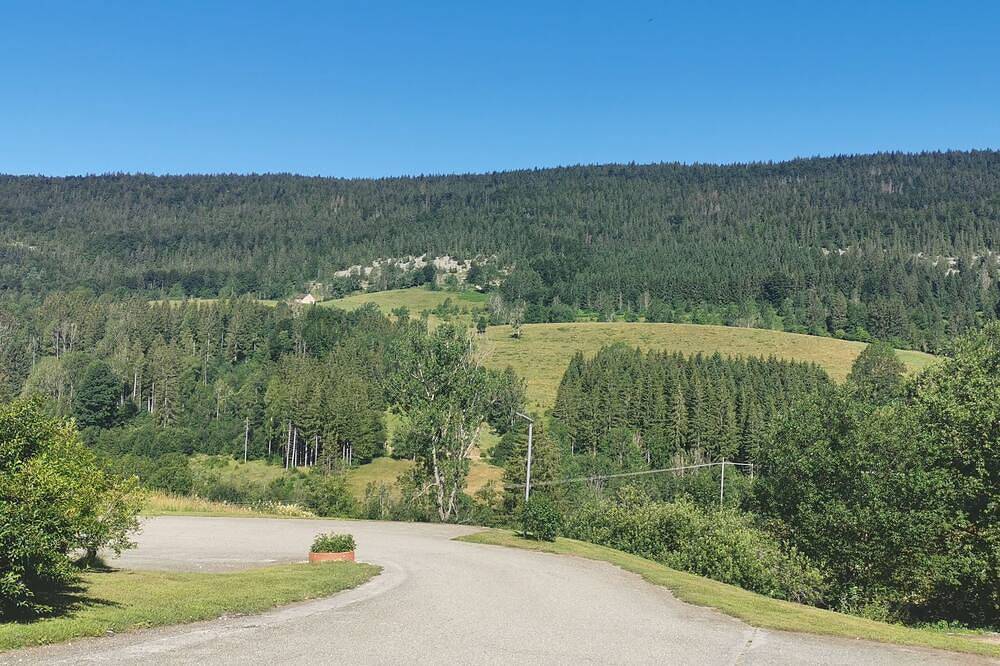 Apartamento entero, Charming mountain apartment with balcony. in Mijoux, Gex