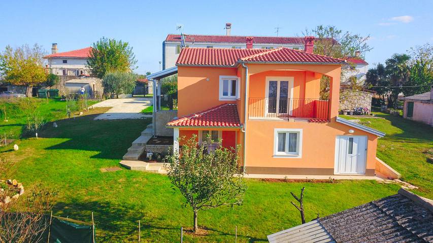 Ferienhaus für 10 Personen, mit Balkon und Terrasse sowie Garten und Ausblick in Porec und Umgebung