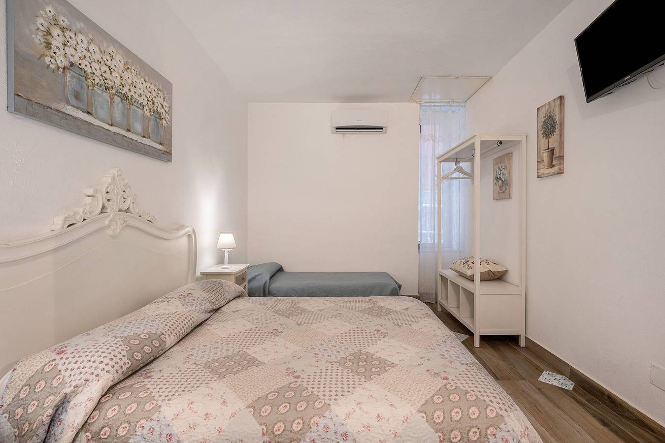 Appartamento 'Superior Vicino Al Duomo' con Wi-Fi e aria condizionata in Napoli, Napoli e dintorni