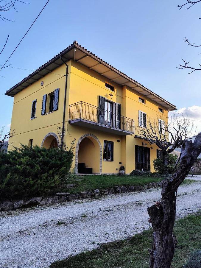 Casa vacanza per 3 persone, con giardino e panorama in Cingoli