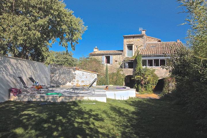 Gîte pour 10 personnes, avec piscine ainsi que terrasse et jardin