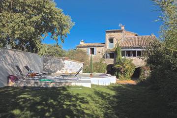 Gîte pour 10 personnes, avec terrasse ainsi que piscine et jardin à Pompignan