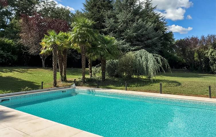 Location de vacances pour 10 personnes, avec terrasse ainsi que piscine et sauna à La Milesse