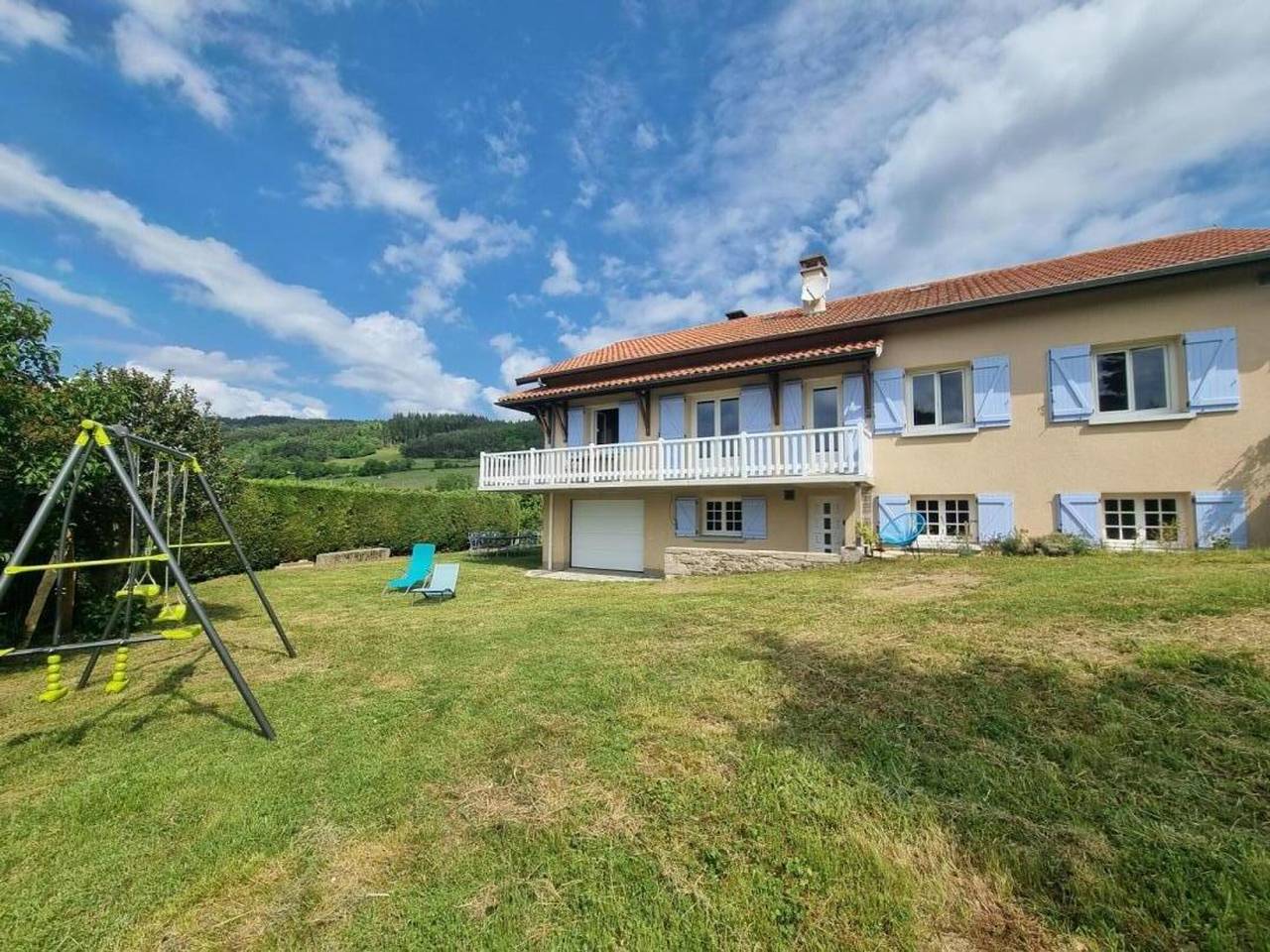 Maison lumineuse avec jardin, garage, jeux extérieurs, animaux acceptés in Saint-Georges-en-Couzan, Montbrison