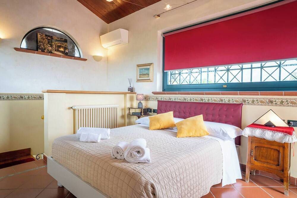 Villa Artemisia (Portion of a Villa) – Luxury Villa in Padenghe sul Garda, Gardasee-Berge
