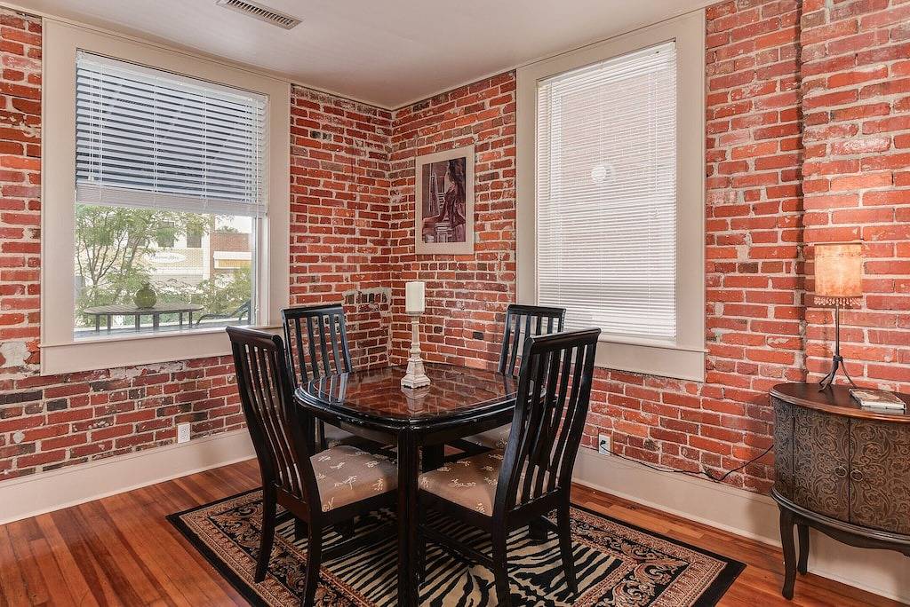 Ganze Wohnung, Innenstadt Hendersonville Loft mit eigenem Balkon mit Blick auf die Main Street. in Hendersonville, Henderson County (NC)