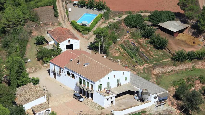 Holiday home for 14 people, with pool and garden in Bages