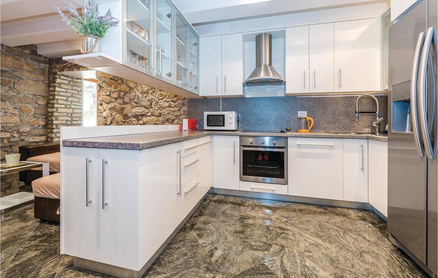 Charmante 2-Zimmer-Wohnung mit Terrasse, 700 m vom Strand entfernt in Vodice, Šibenik-Knin