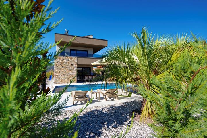 Villa per 16 persone, con giardino e sauna nonché piscina a Marzana (Istria)