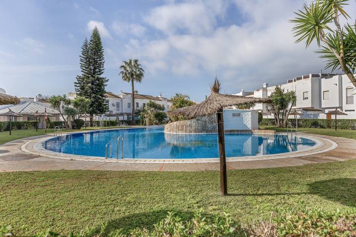 Apartamento entero, Apartamento 'Dos Dormitorios' con piscina compartida, terraza privada y jardín compartido in Los Gallos-Cerromolino, Chiclana de la Frontera