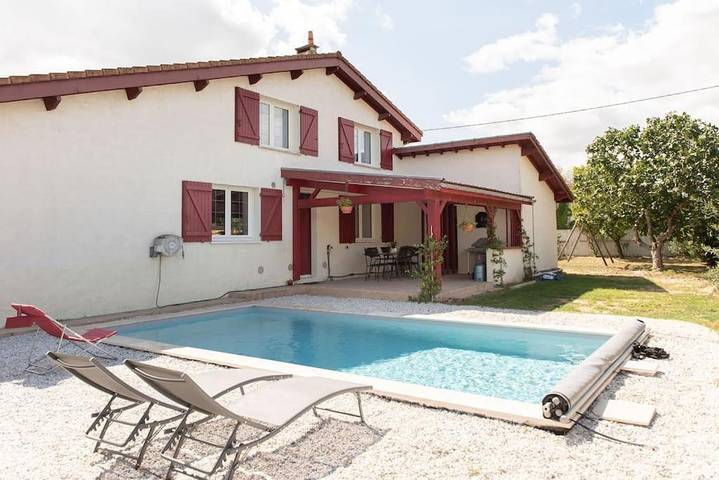 Location de vacances pour 8 personnes, avec piscine et jardin à Saint-Loubès