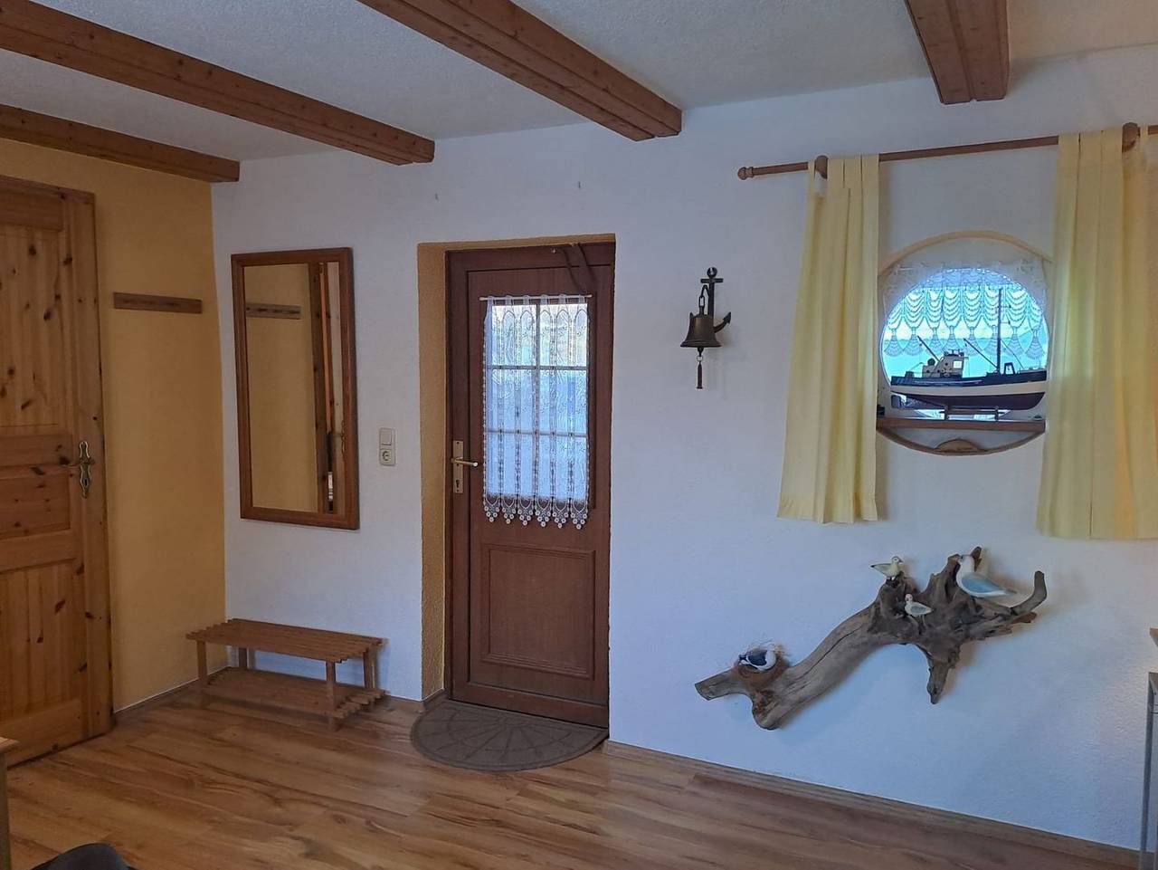 Ganze Wohnung, Kleine maritim und gemütlich eingerichtete Ferienwohnung für 2 Personen - "Koje" in Born a. Darß, Born am Darß