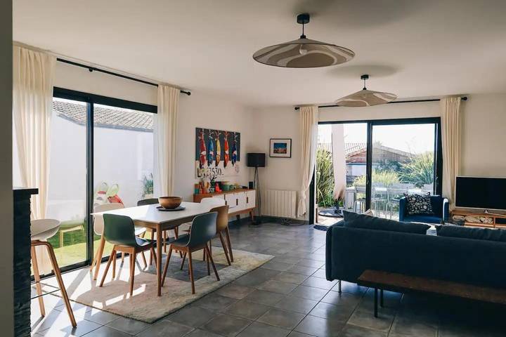 Location de vacances pour 7 personnes, avec bassin pour enfant et vue ainsi que jardin et piscine à L'Houmeau - 2