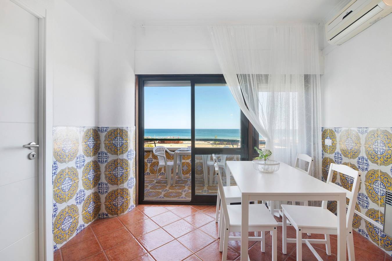 Apartamento entero, Apartamento 'Varanda do Mar' con vistas al mar, Wi-Fi y aire acondicionado in Monte Gordo, Distrito de Faro