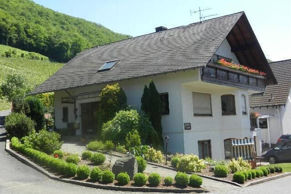 Ganze Wohnung, Neu eingerichtete Komfortferienwohnung am Fuße der Burg Thurant in Alken in Alken, Osteifel