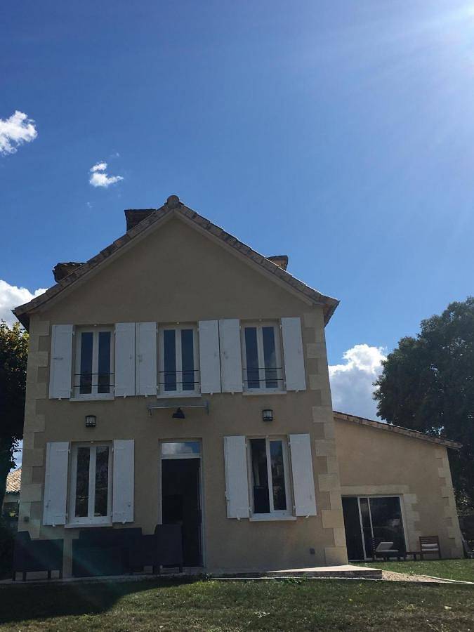 Location de vacances pour 3 personnes, avec vue ainsi que jardin et piscine à Saint-Philippe-d'Aiguille - 4