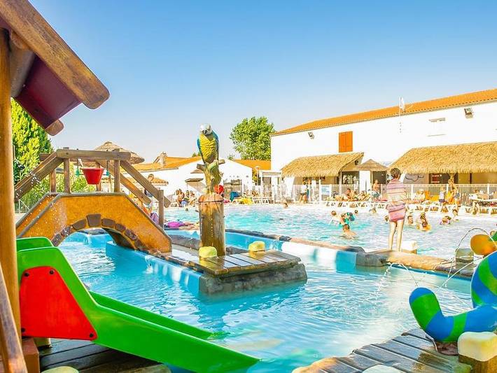 Camping pour 2 personnes, avec Terrasse et Bassin pour enfant