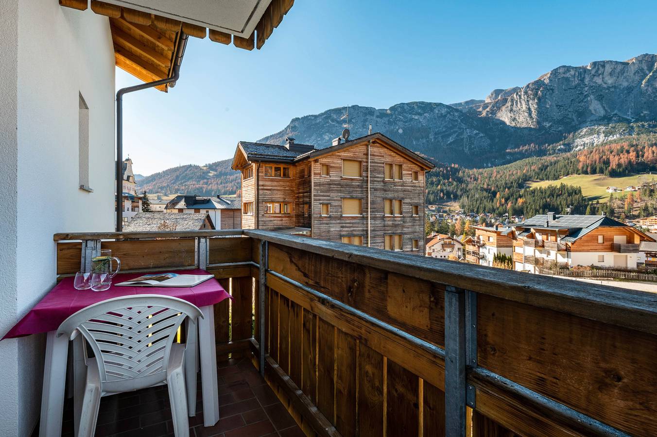 Appartement entier, Appartement '3' avec vue sur les montagnes, jardin partagé et Wi-Fi in Badia, Dolomiti Superski