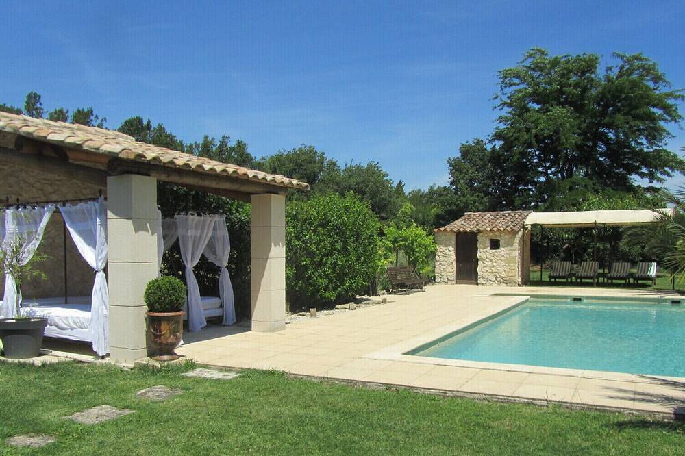 Rent apartment in Provencal farmhouse with swimming pool in Cavaillon, Parc naturel régional du Luberon