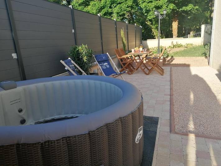 Gîte pour 3 personnes, avec terrasse ainsi que jacuzzi et piscine à Laveyron - 4