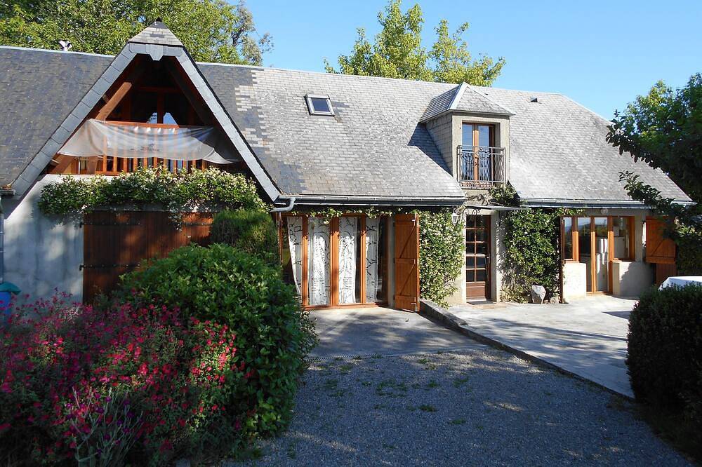 Maison indépendante sur grand terrain, vue montagnes sans vis à vis, très calme in Bagnères-de-Bigorre, Hautes-Pyrénées