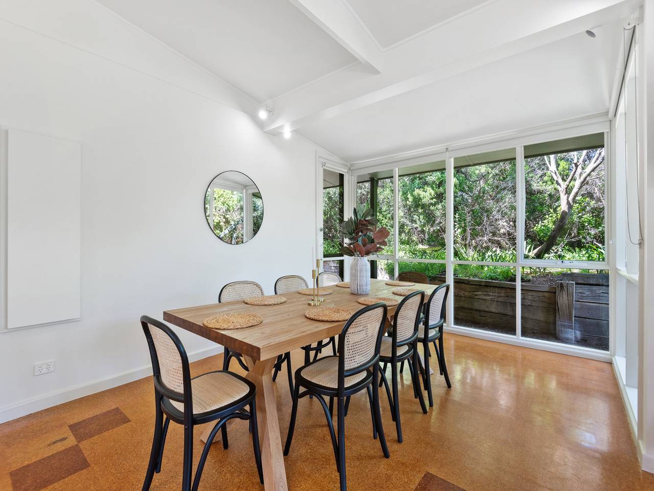 Entire apartment, Spacious Coastal 4-Bed Steps from the Sand in Melbourne, Mornington Peninsula