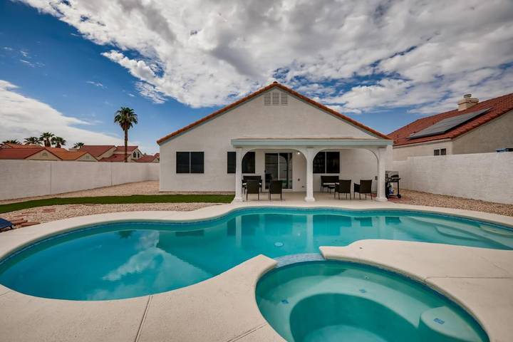 Feriehus for 7 personer, med jacuzzi og pool samt terrasse - 1