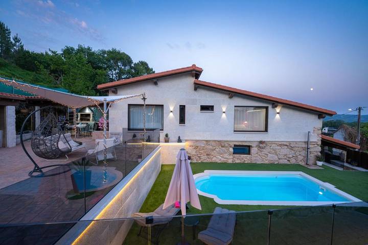 Chalet para 5 personas, con vistas además de piscina y jardín en Galicia