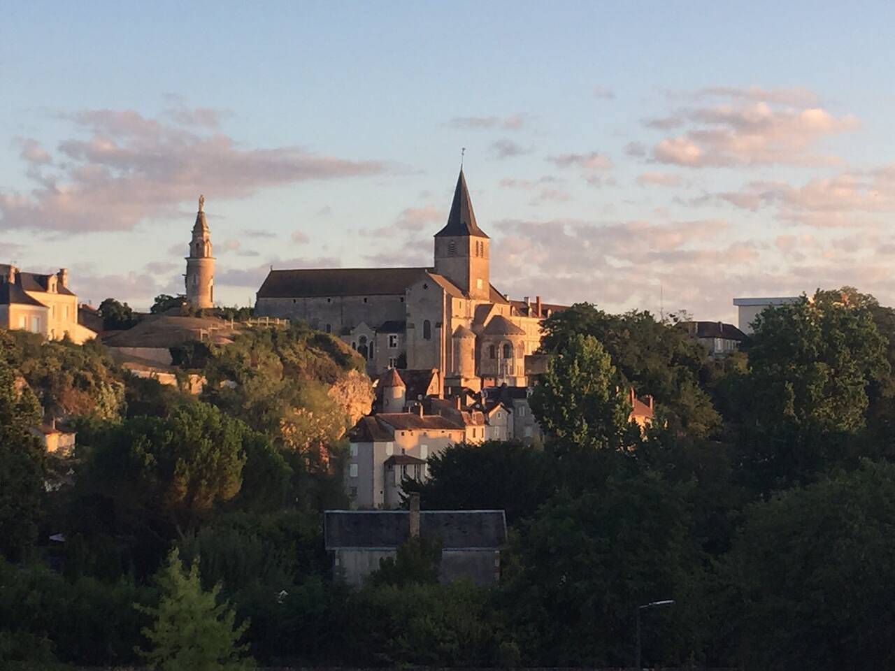 Ganze Ferienwohnung, 2 bed apartment fantastic roof terrace-town centre in Montmorillon, Vienne