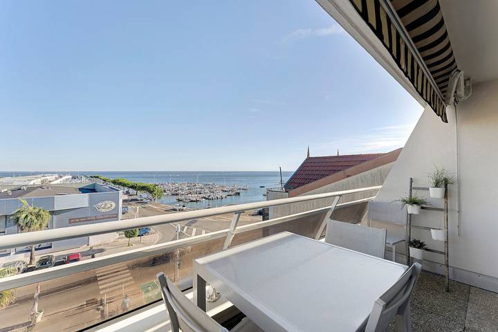 Entire studio, Apartment 'Carpe Diem' with Bassin View, Balcony and Wi-Fi in Arcachon, Arcachon region