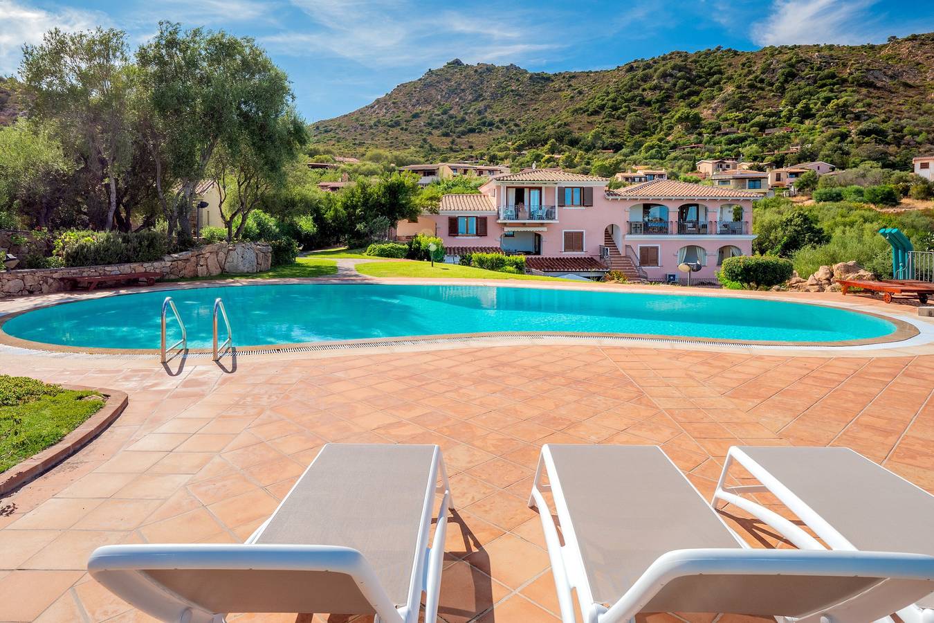 Ganze Wohnung, Ferienwohnung "Tavolara" mit Meerblick, privater Terrasse, Gemeinschaftspool und Klimaanlage in Lu Fraili di Sopra, San Teodoro