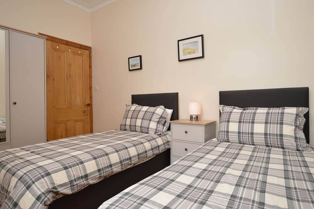 Freeland Cottage, lovely cottage, coastal Dunoon, quiet location, in Dunoon, Argyll & Bute