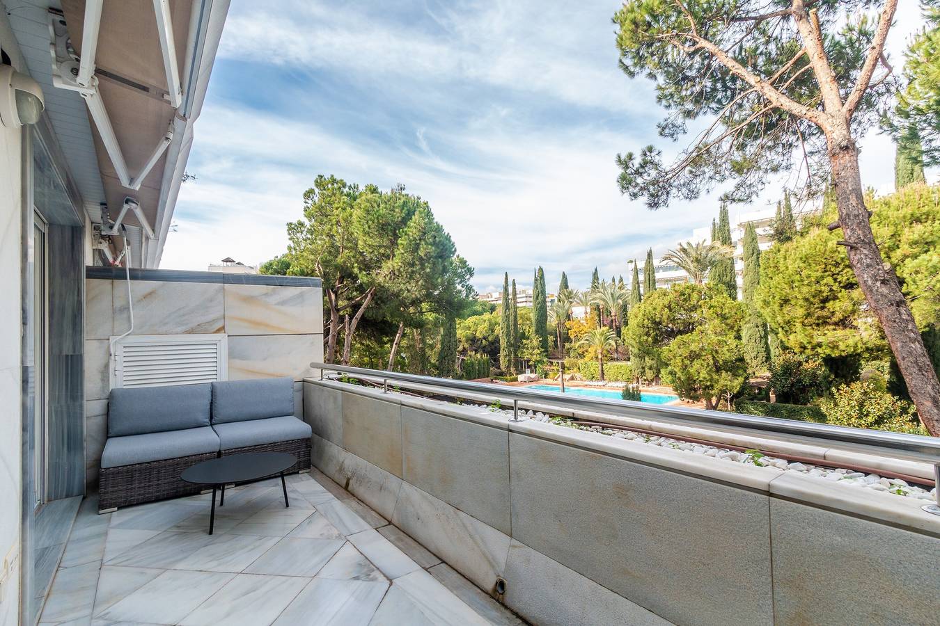 Apartamento entero, Apartamento Deluxe 'Gran Marbella' con vistas a la montaña, Wi-Fi y aire acondicionado in Playa de la Fontanilla, Marbella