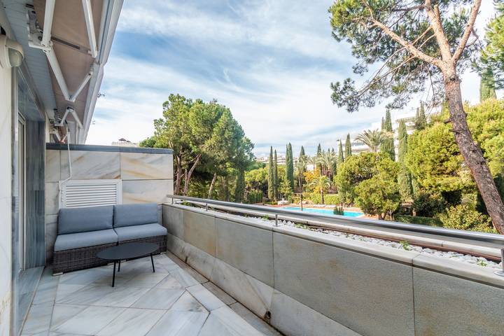 Apartamento entero, Apartamento Deluxe 'Gran Marbella' con vistas a la montaña, Wi-Fi y aire acondicionado in Playa de la Fontanilla, Marbella