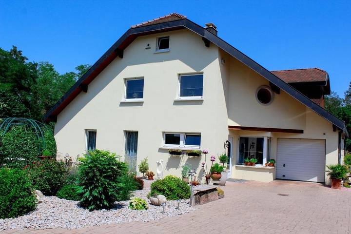 Gîte pour 4 personnes, avec vue ainsi que jardin et piscine à Chalampé