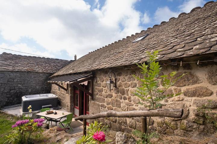 Gîte pour 5 personnes, avec Jacuzzi et Terrasse ainsi que Jardin et Vue