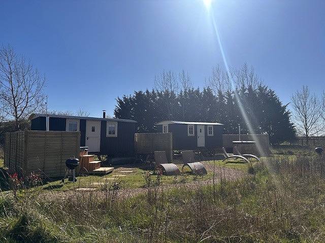Shepherdshut-Hottub-Cotswolds-Petfriendly in Northamptonshire