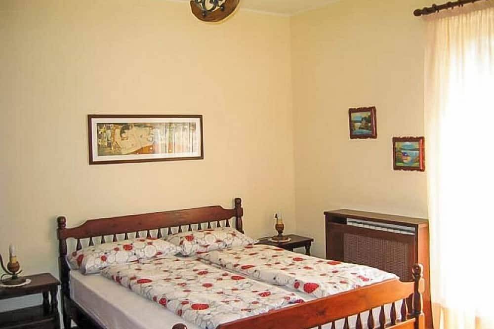 Entire apartment, Spacious 4-room apartment with private garden only about 100 m from the beach in Maccagno, Maccagno con Pino e Veddasca