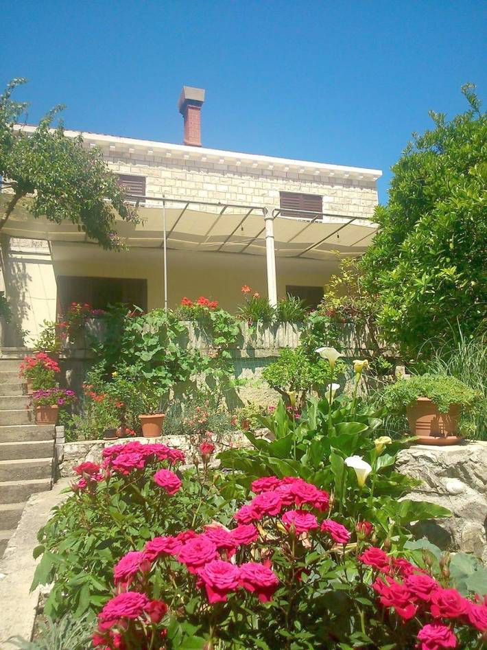 Alojamiento y desayuno para 3 personas, con terraza y jardín - 1