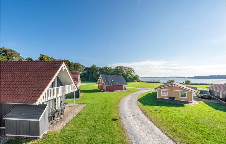 Ferieudlejning for 8 personer, med Terrasse og Jacuzzi såvel som Have og Sauna i Gråsten
