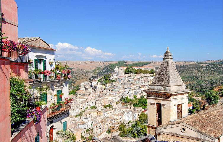 Entire holiday apartment, City Center Apartment with Double Bed and Parking in Ragusa, Ragusa Province