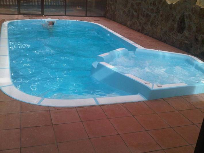 Casa rural para 24 personas, con Jacuzzi y Terraza además de Jardín y Piscina en Navaluenga