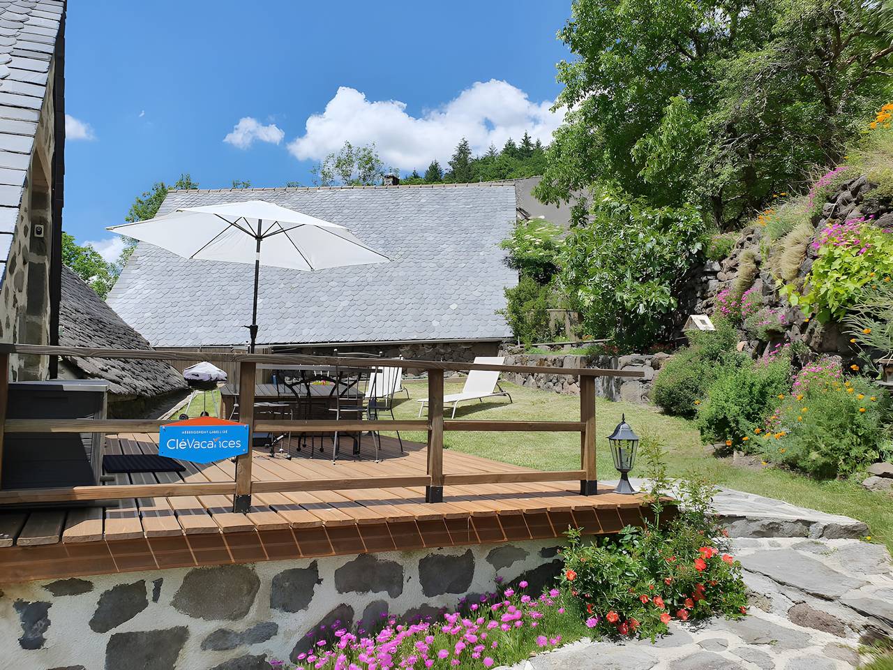 Charming Small Cottage for 2/3 Guests – La Chèvrerie in Saint-Vincent-de-Salers, Volcans d'Auvergne Regional Nature Park