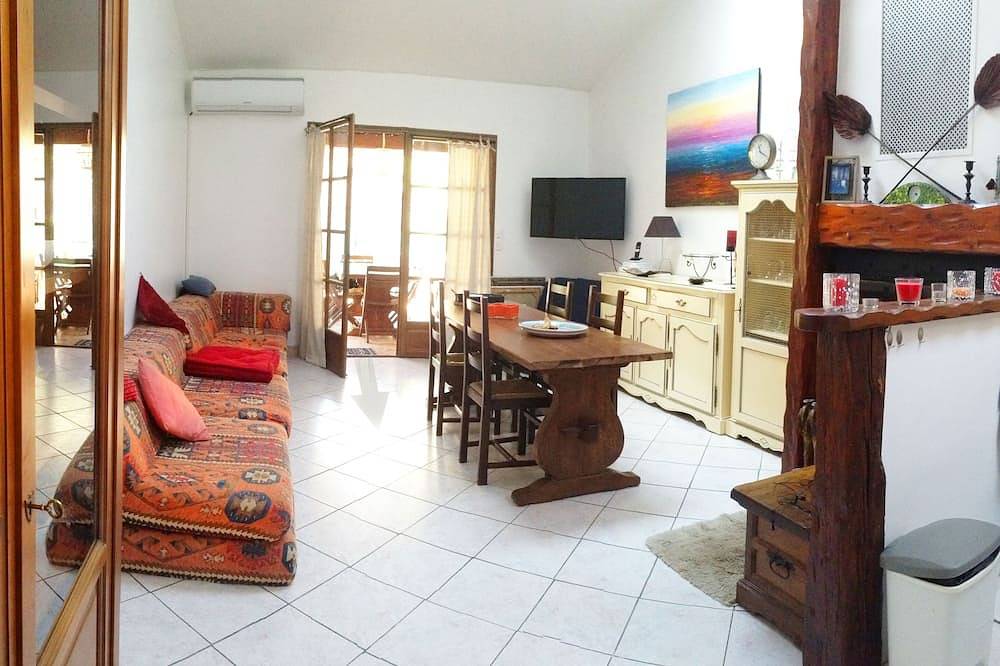Maison rez-de-jardin 50 m de la plage. in Le Brusc, Six-Fours-les-Plages
