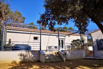 Gîte pour 4 personnes, avec terrasse ainsi que jacuzzi et jardin, animaux acceptés à Mornas