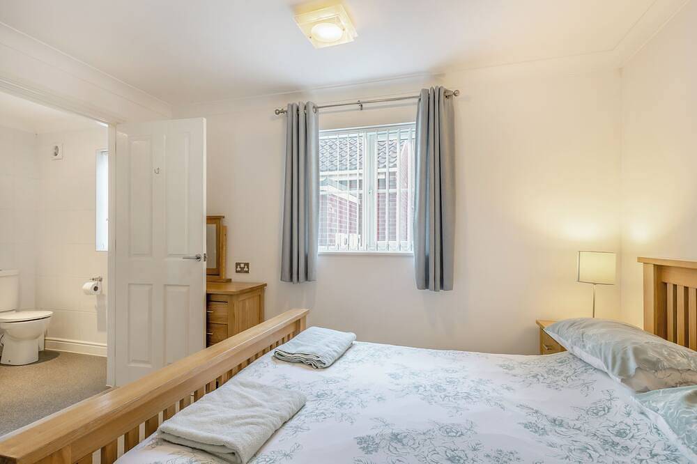 Set in a lovely location with its very own swimming pool and enclosed garden. in Sea Palling, The Broads