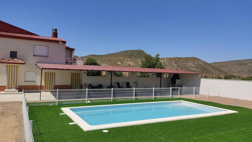 Casa de vacaciones para 8 personas, con Balcón y Terraza además de Jardín y Piscina en Andorra-Sierra de Arcos