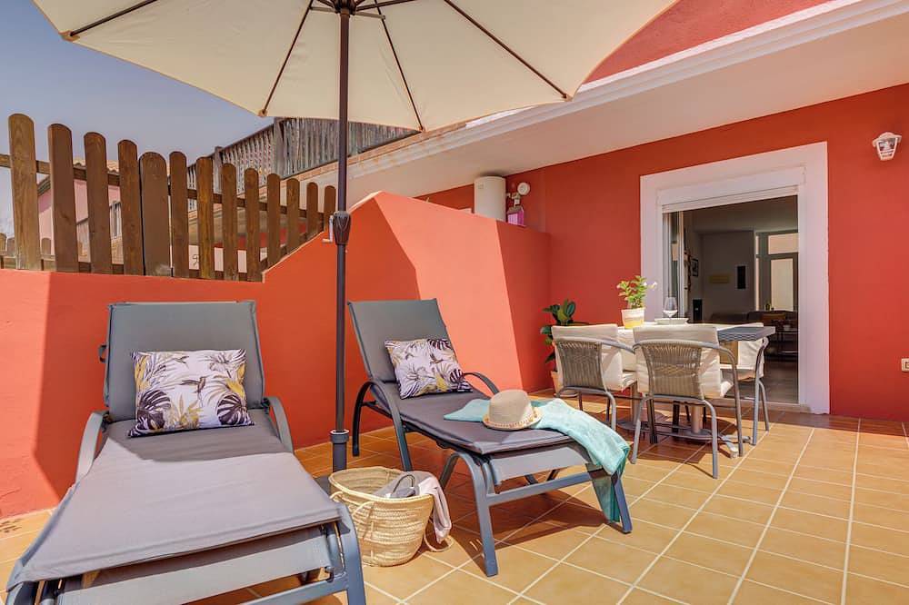 New! Caleta Fuste. Private terrace, south facing, fantastic pool, parking, Wifi in Costa de Antigua, Antigua