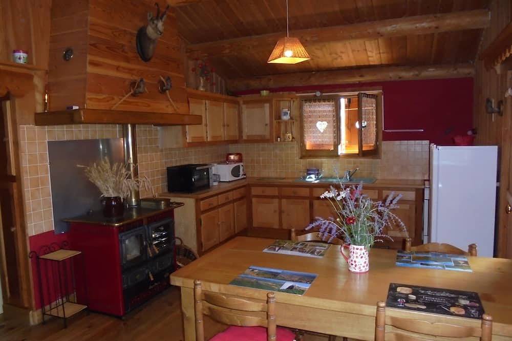 Chalet en pleine nature, à proximité de sentiers de randonnées in Blesle, Parc naturel régional des Volcans d'Auvergne