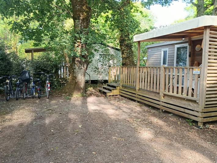Camping pour 6 personnes, avec jardin ainsi que piscine et sauna